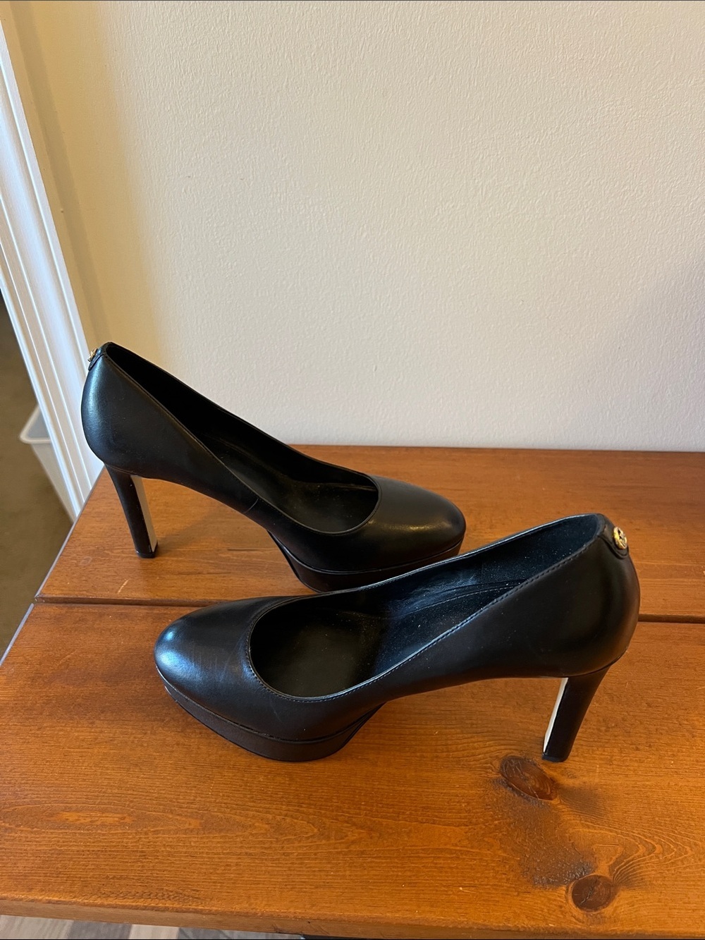 Michael Kors Black Leather pumps with platform 8 M excellent condition. No marks - Picture 5 of 5